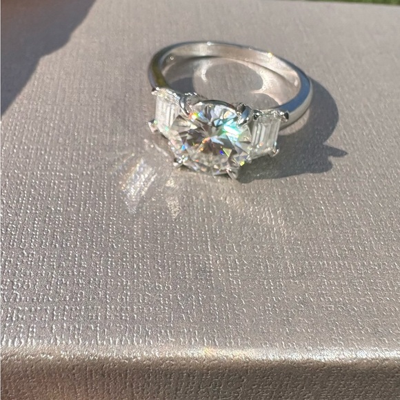 4 CARAT TOTAL Moissanite Sterling Silver Size 8 Ring - Picture 3 of 3
